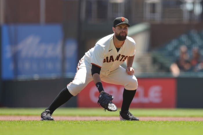SF Giants first baseman Brandon Belt gets into the ready position. (2022)
